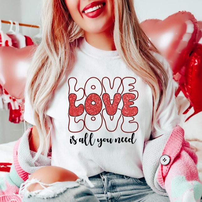 T-shirt L'AMOUR est tout ce dont vous avez besoin (Créateur téléchargé)