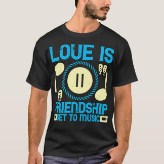 T-shirt L'Amour Musique Est L'Amitié Réglée À La Musique
