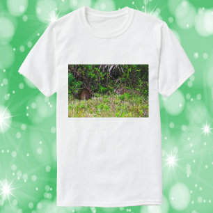T-shirt Lapins Brown dans l'herbe