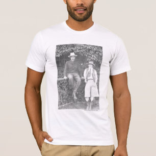 T-shirt Larry Larom et une pose de femmes