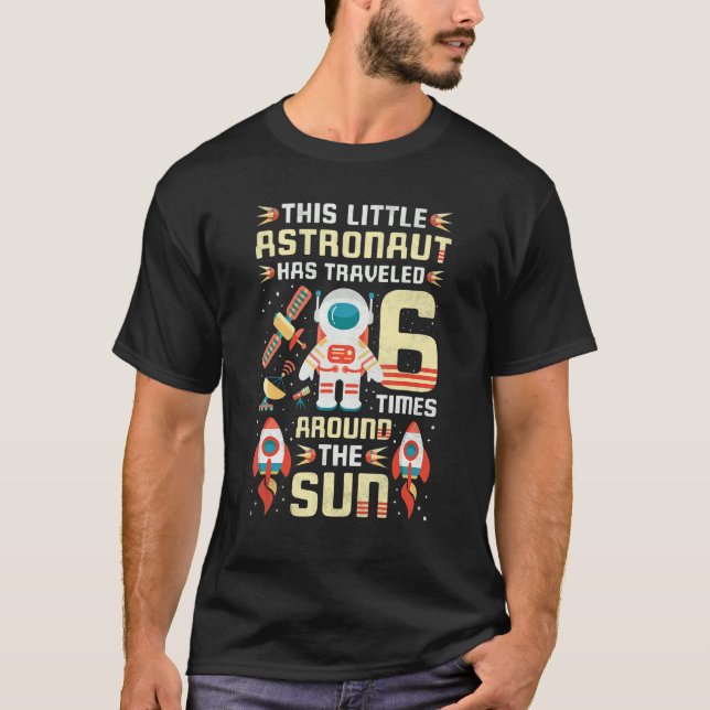 T-shirt L'astronaute du 6e anniversaire a voyagé 6 fois au (Devant)