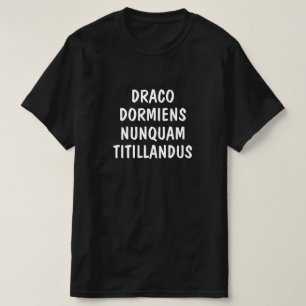 T-shirt Latin : Draco dormiens nunquam titillandus