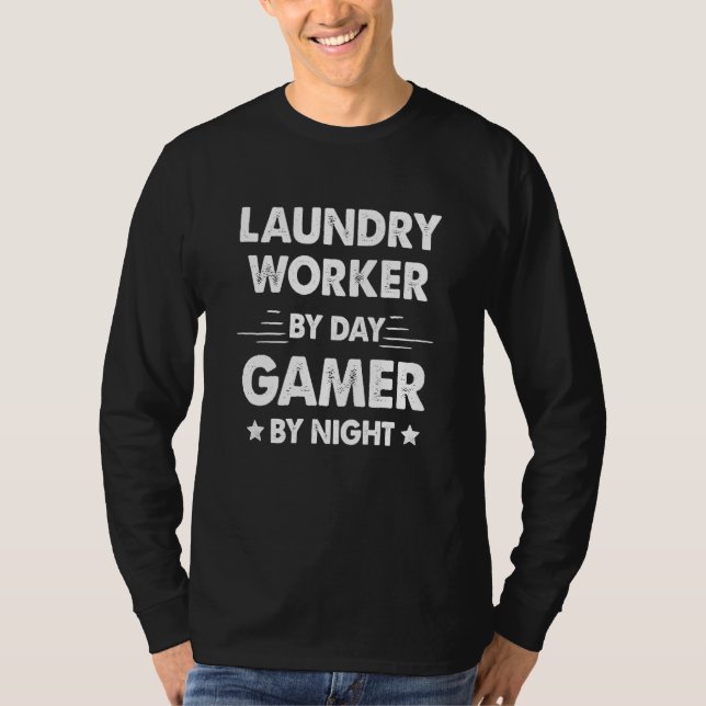 T-shirt Laundry Worker By Day Gamer By Night (Devant)