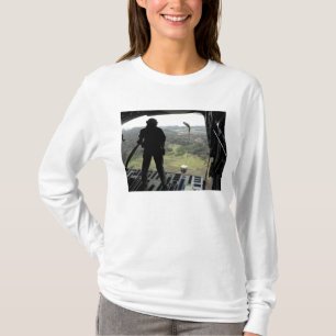 T-shirt L'aviateur observe un paquet de pratique tomber