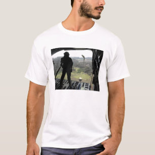T-shirt L'aviateur observe un paquet de pratique tomber