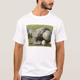 T-shirt L'aviateur rampe par un champ humide
