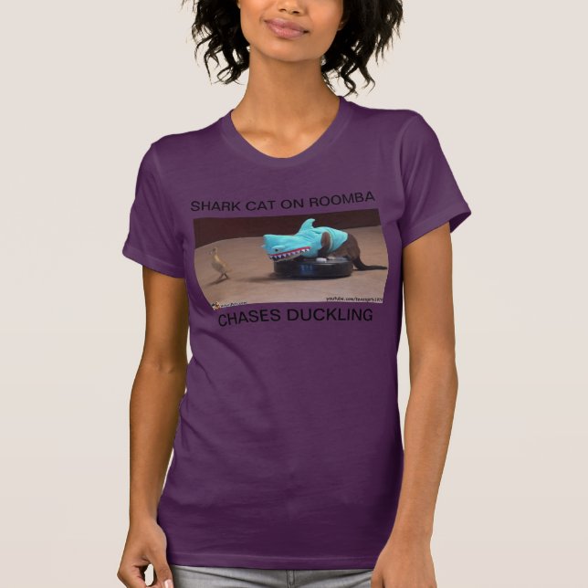 T-SHIRT LE CAT DE REQUIN SUR ROOMBA CHASSE LE CANETON (Devant)
