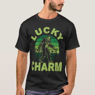 T-shirt Le charme chanceux Bigfoot Sasquatch évente le