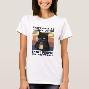 T-shirt Le chat mignon boit du café et connaît des chose