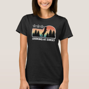 T-shirt Le chat noir debout regarde le coucher du soleil