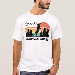 T-shirt Le chat noir debout regarde le coucher du soleil