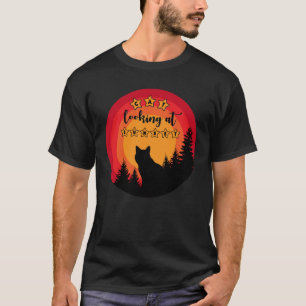 T-shirt Le chat noir regarde le coucher du soleil