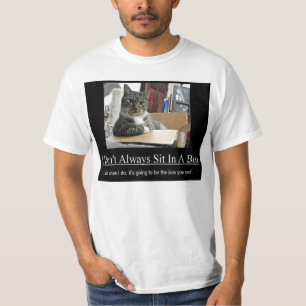 T-shirt Le chat se repose dans la boîte…