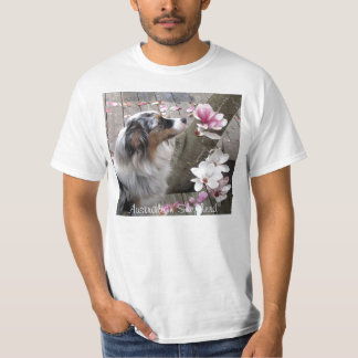 T-shirt Le chien de berger australien renifle la fleur de