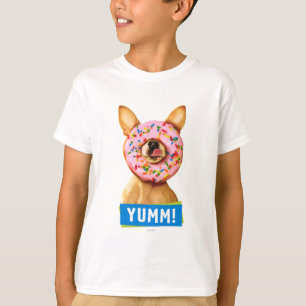 T-shirt Le chien drôle de chiwawa avec arrosent le beignet