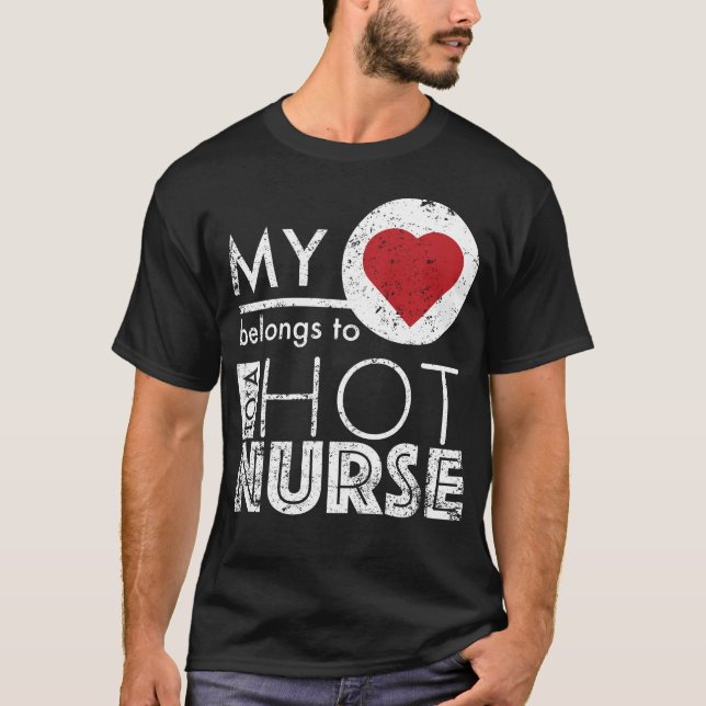 T-shirt Le coeur drôle d'infirmière d'amour de conjointe (Devant)