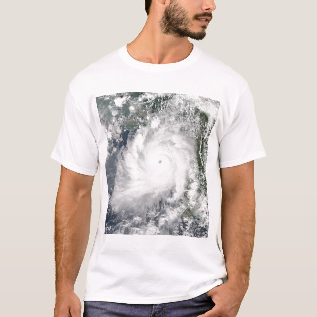 T-shirt Le cyclone Giri se déplace au-dessus de la Birmani (Devant)