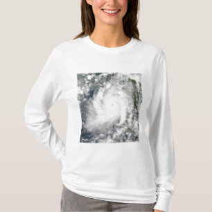 T-shirt Le cyclone Giri se déplace au-dessus de la Birmani