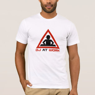 T-shirt Le DJ au travail avec l'homme utilisant un