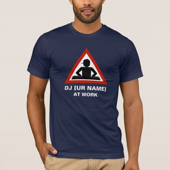 T-shirt Le DJ au travail customisent votre nom (Devant)