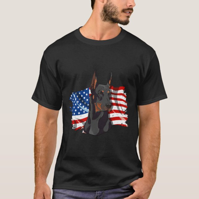 T-shirt Le Drapeau Américain Avec Un Fier Doberman Patriot (Devant)