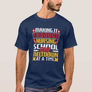 T-shirt Le Faire À Travers L'École De Soins Infirmières Un