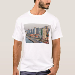 T-shirt Le front de mer avec la ligne d'horizon de la vill