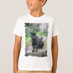 T-shirt Le grand chat noir de jaguar assis sur le rocher