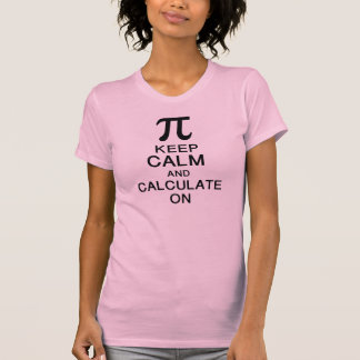T-shirt le jour de pi gardent le calme et calculent dessus