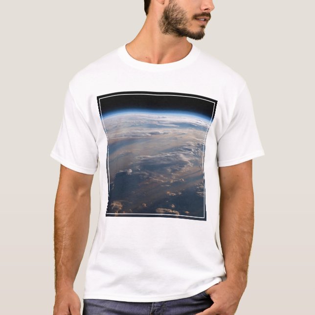 T-shirt Le lever Du Soleil Coule De Longues Ombres Sur La  (Devant)