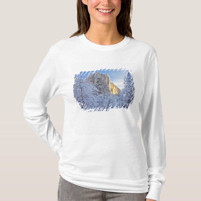 T-shirt Le lever du soleil frappe El Capitan par la neige (Devant)