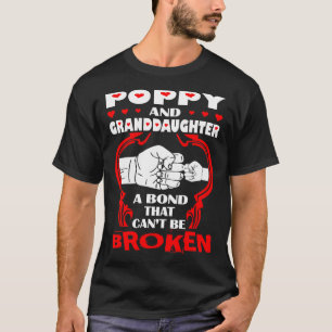 T-shirt Le lien de pavot et de petite-fille qui biseautent