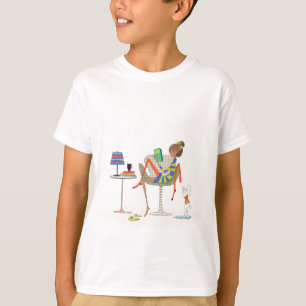T-shirt Le livre de lecture de femme sur la chaise