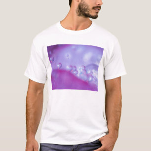 T-shirt Le mât baisse sur le pétale de fleurs abstrait. 