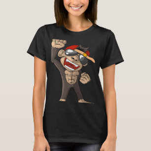 T-shirt Le mignon singe lève le poing dans l'air