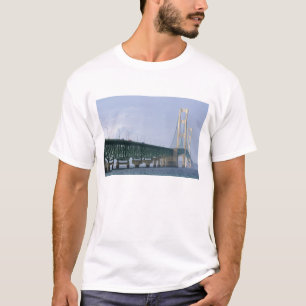 T-shirt Le pont Mackinac qui s'étend sur le détroit de 2