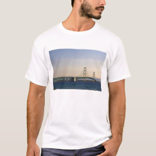 T-shirt Le pont Mackinac qui s'étend sur le détroit de 3