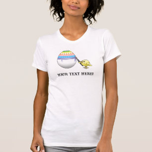 T-shirt Le poussin de Pâques peint un œuf de Pâques coloré