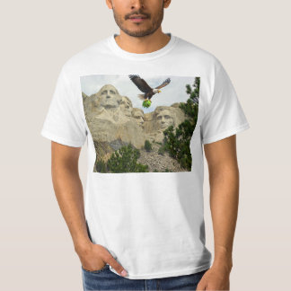 T-shirt Le puissant aigle s'envole avec un cochon embêtant