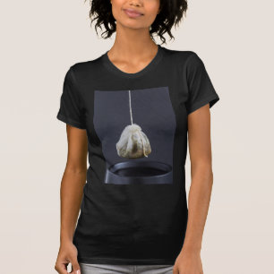 T-shirt Le sac de thé est suspendu dans une tasse