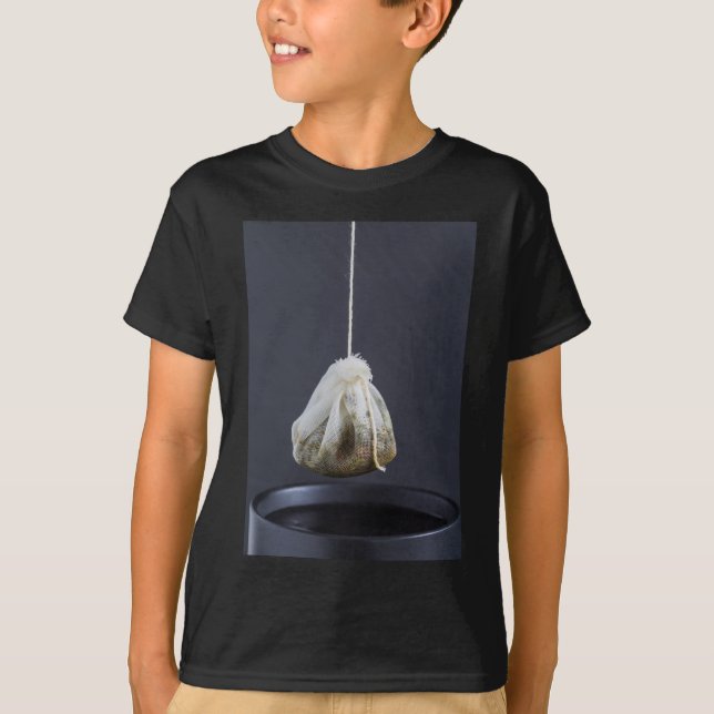 T-shirt Le sac de thé est suspendu dans une tasse (Devant)