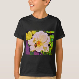 T-shirt Le scarabée japonais sur la rose blanche