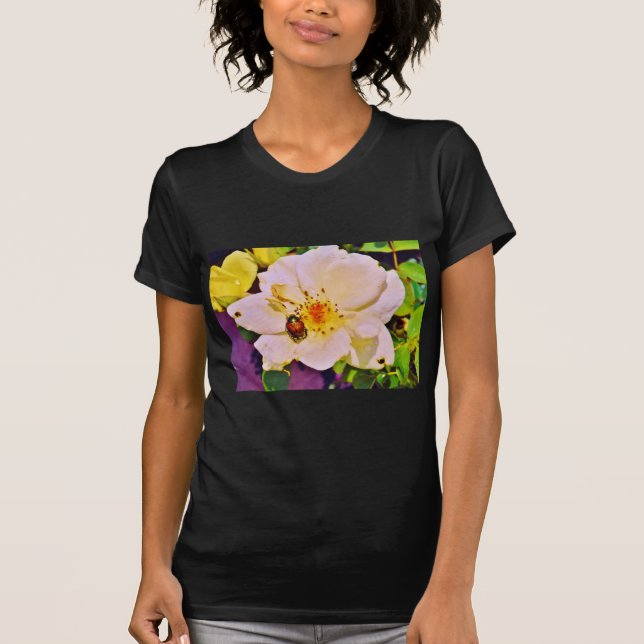 T-shirt Le scarabée japonais sur la rose blanche (Devant)