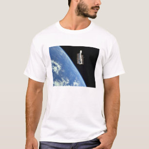 T-shirt Le télescope spatial Hubble avec une terre bleue