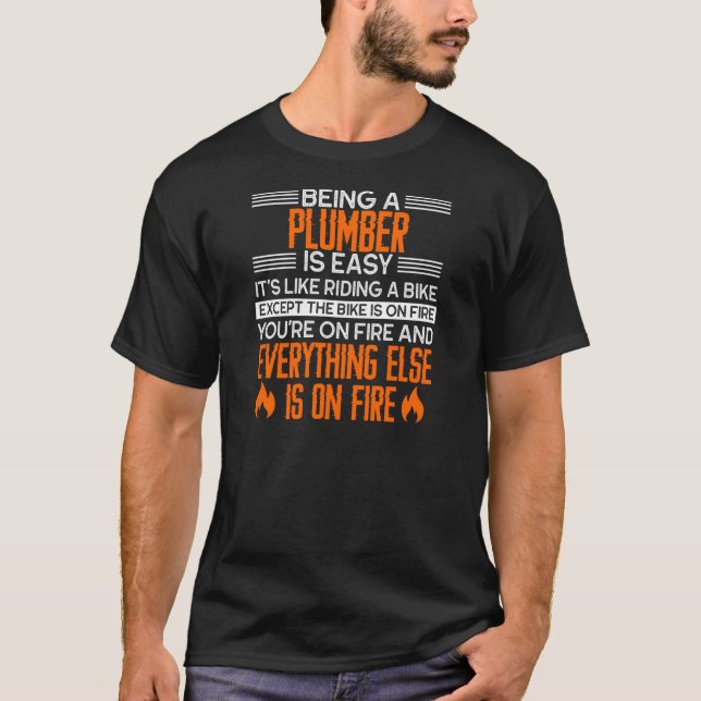 T-shirt Le travail de plombier amusant est facile en feu (Devant)
