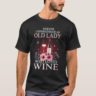 T-shirt Le Vin Ne Sous-Estime Jamais Une Vieille Dame Qui