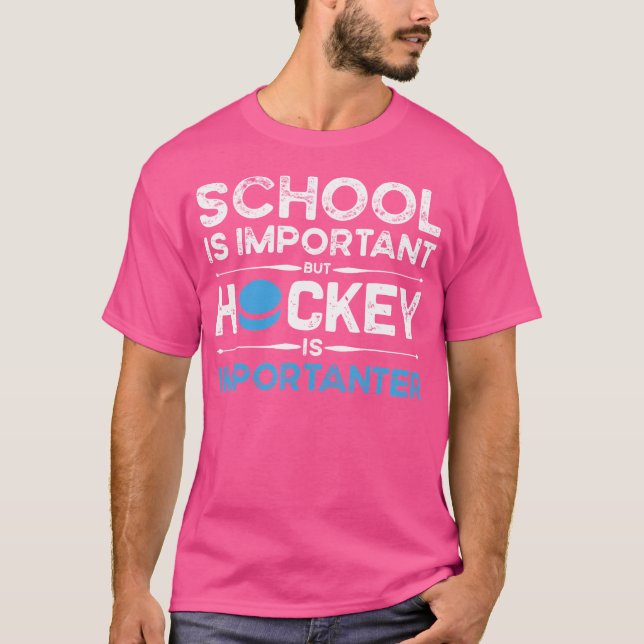 T-shirt L'École Est Importante, Mais Le Hockey Est Importa (Devant)