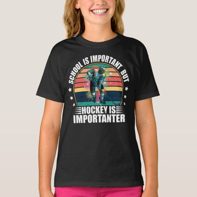T-shirt L'École Est Importante, Mais Le Hockey Est Importa (Devant)