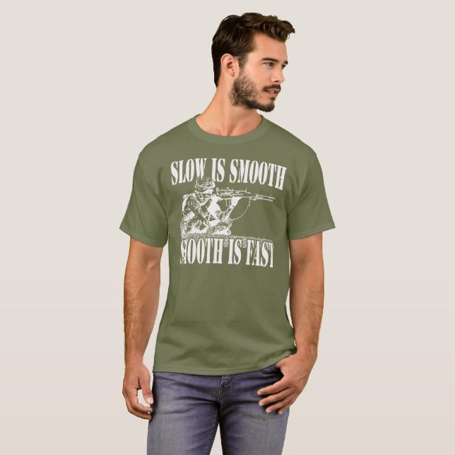 T-SHIRT LENTE EST LA VITESSE LISSE DE TIREUR ISOLÉ (Devant entier)