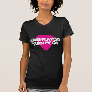 T-shirt Les bassistes me tournent sur la pièce en t rose